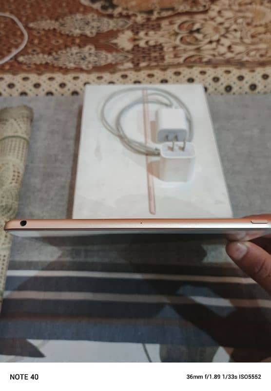 ipad 8 Gen 128GB Gold 10/10 With Box 6