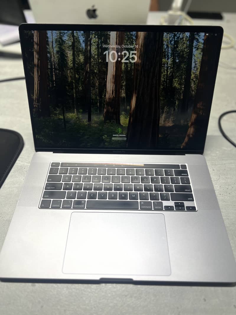 MacBook Pro 2019 (16-inch, 1tb SSD, 32GB RAM) 1