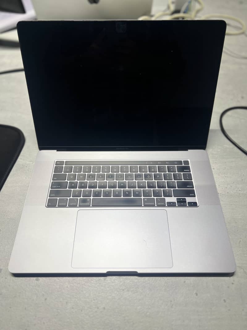 MacBook Pro 2019 (16-inch, 1tb SSD, 32GB RAM) 2