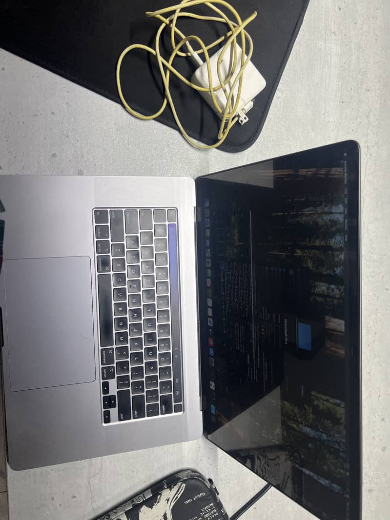 MacBook Pro 2019 (16-inch, 1tb SSD, 32GB RAM) 6