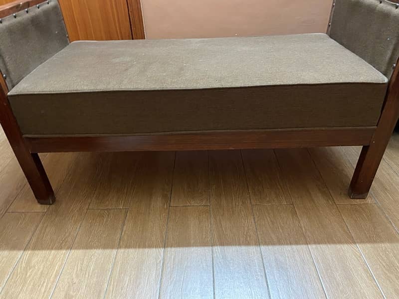 sofa in new condition 0