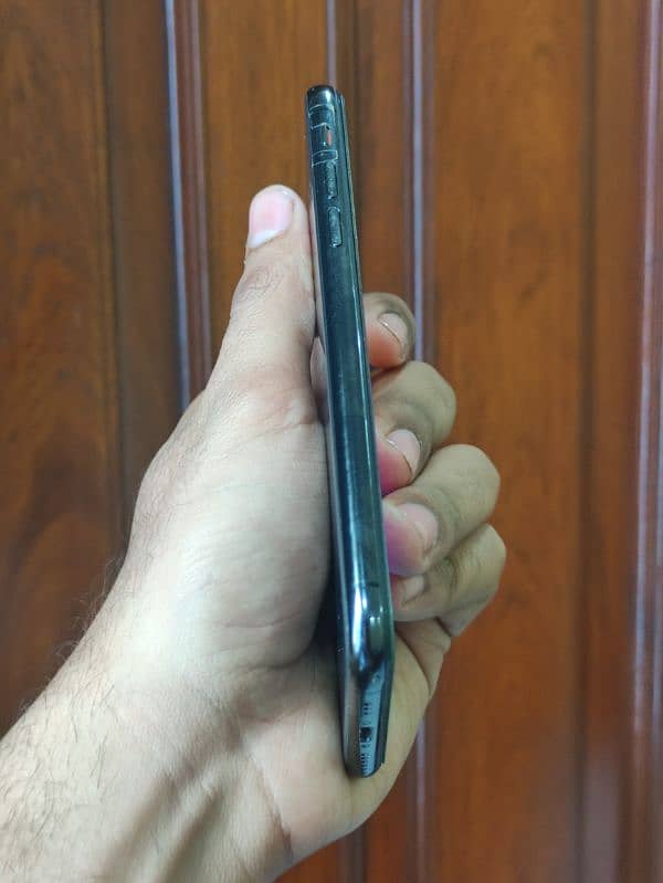 Iphone XS - Factory unlock ( 64 GB ) Spot on side. 2