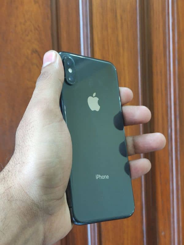 Iphone XS - Factory unlock ( 64 GB ) Spot on side. 5