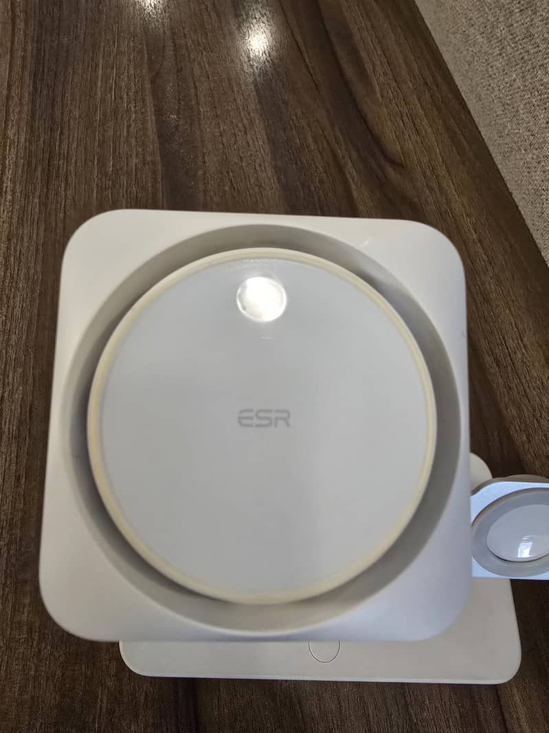 ESR wireless . 3 in 1 charger 9