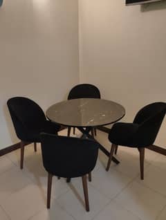 Round Dinning Table with Four Chairs