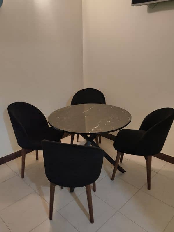 Round Dinning Table with Four Chairs 0