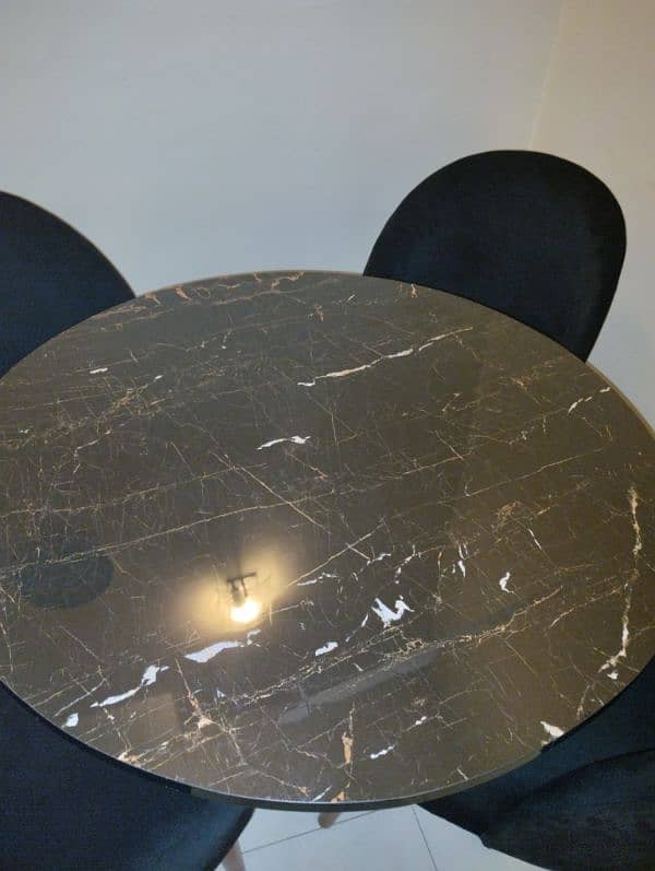 Round Dinning Table with Four Chairs 1