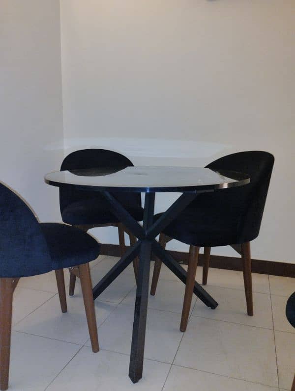 Round Dinning Table with Four Chairs 2