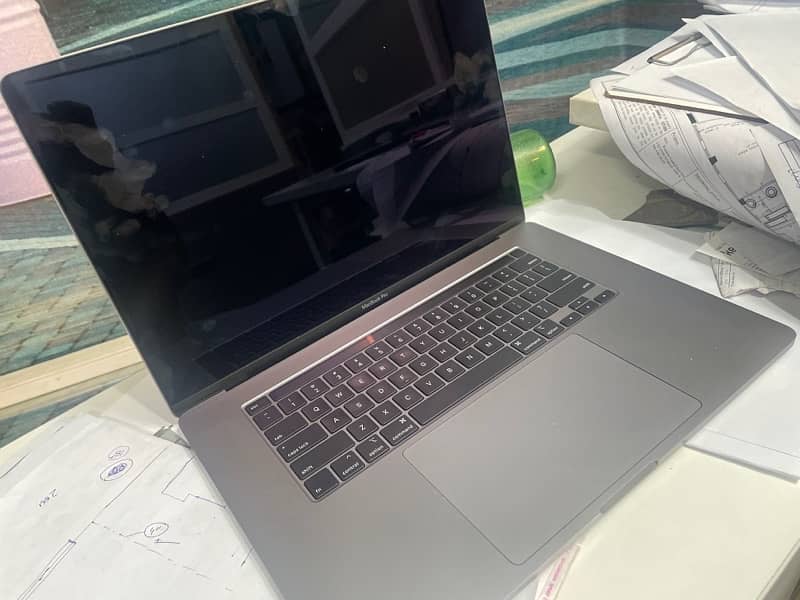 macbook pro 16” 2019 i7 0