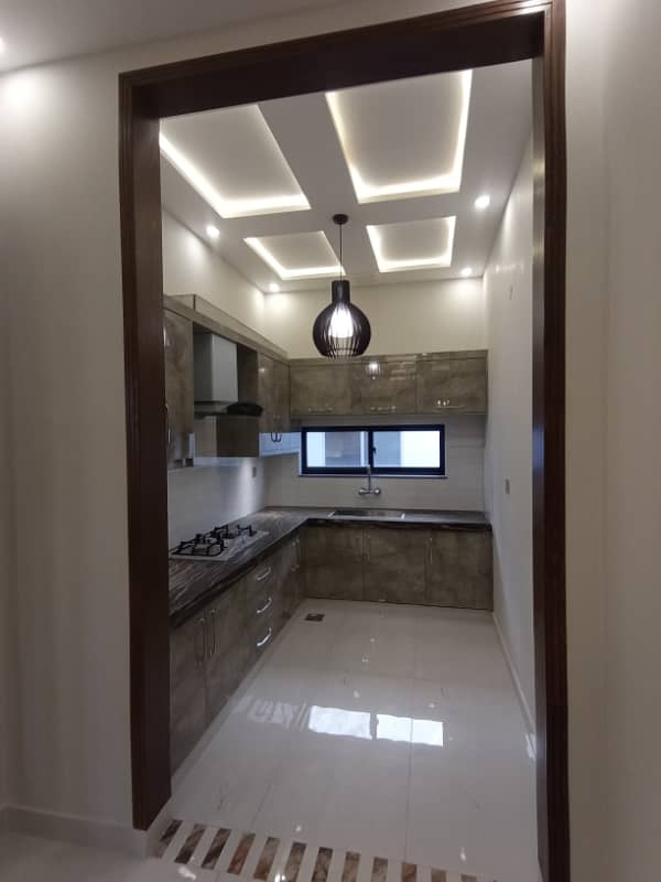 FOR RENT VERY REASONABLE PRICE 10 MARLA BRAND NEW UPPER PORTION OR LOWER PORTION LOCK SECTOR E BAHRIA TOWN LAHORE 7