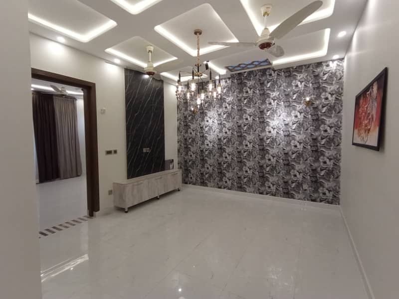 FOR RENT VERY REASONABLE PRICE 10 MARLA BRAND NEW UPPER PORTION OR LOWER PORTION LOCK SECTOR E BAHRIA TOWN LAHORE 10