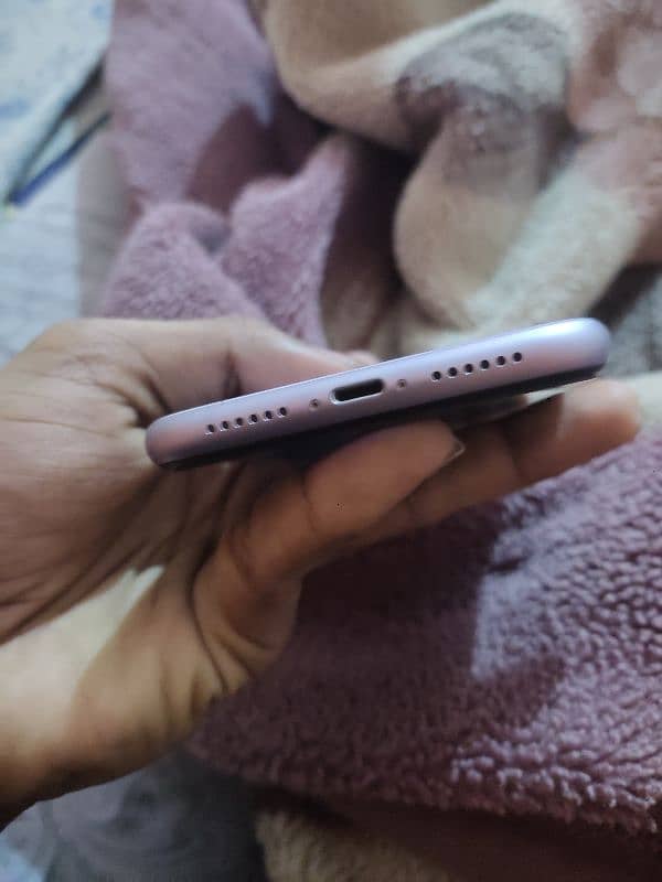 Iphone 11 not pta 10/9 condition only screen per dot aur pece all okey 1