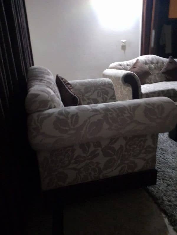 white sofa set for sale at low proce for urgent sale 1