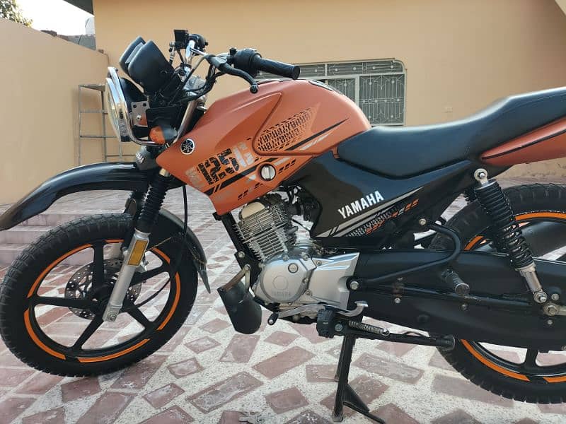 Yamaha ybr g 2023 orange 1