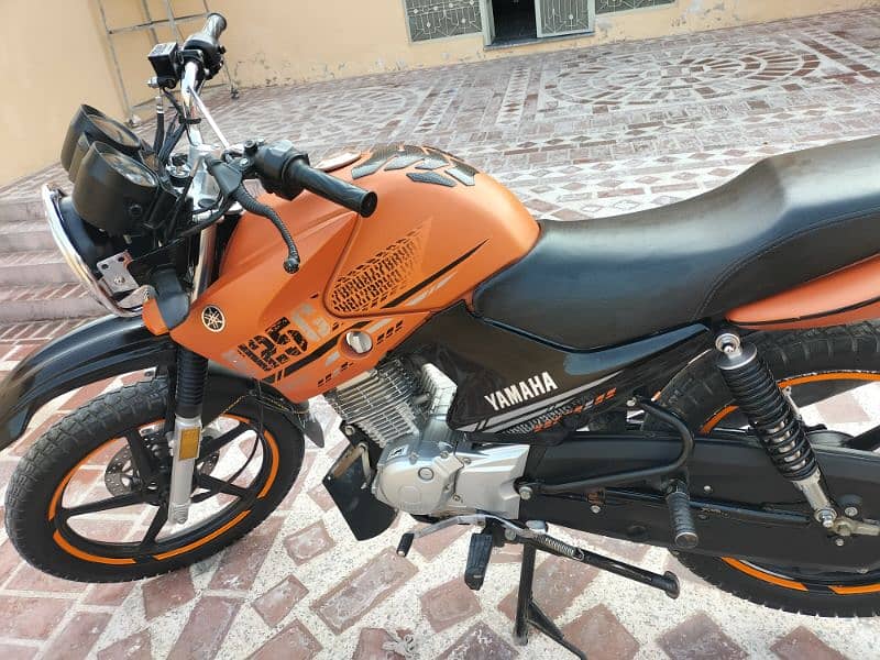 Yamaha ybr g 2023 orange 3