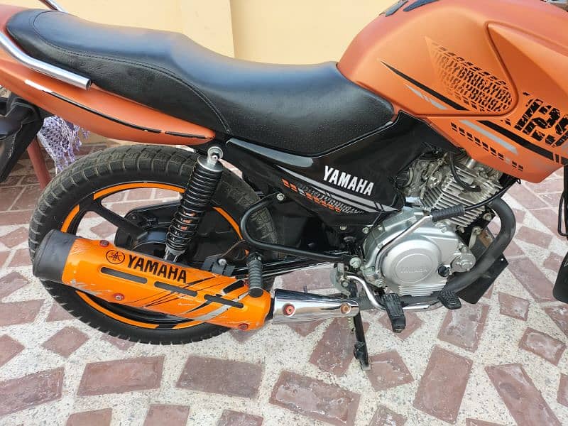 Yamaha ybr g 2023 orange 5