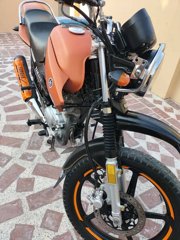 Yamaha ybr g 2023 orange 11