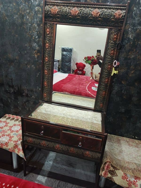 Dressing Table Iron Mazboot or lush condition ma hy 0