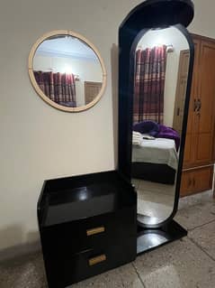 Dressing table and two bed side table for sale