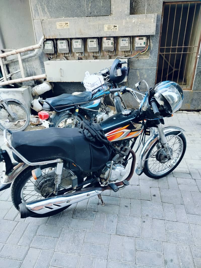 Want to sell my Honda cg 125 Karachi reg 0