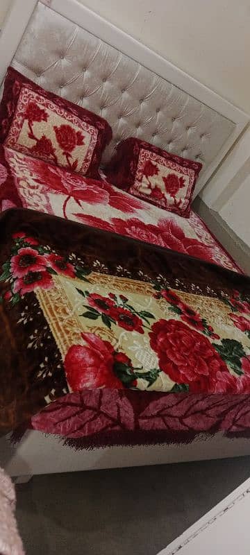 white colour cushion bed in good condition 0