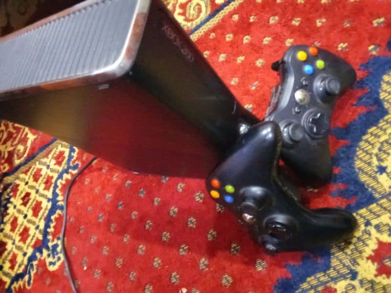 Xbox 360 Slim with 2 controller's wireless 0