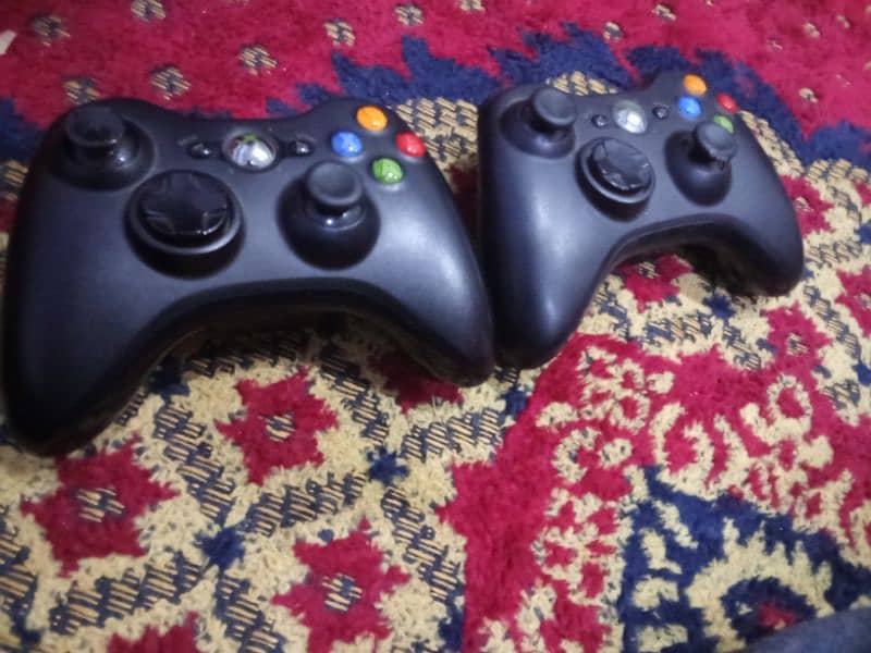 Xbox 360 Slim with 2 controller's wireless 2