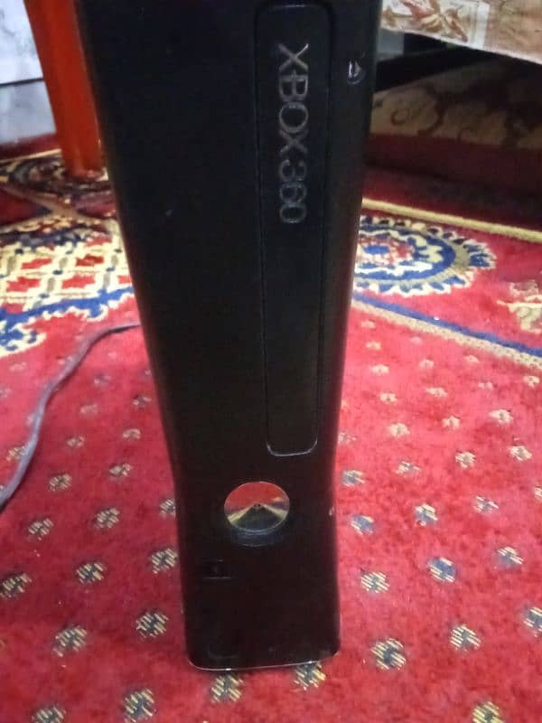 Xbox 360 Slim with 2 controller's wireless 3