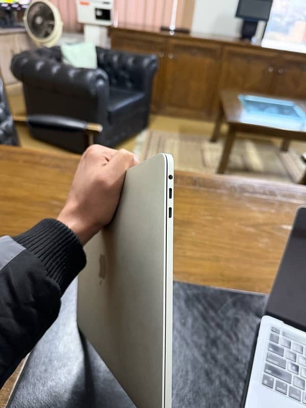 Macbook Pro 2018 i5 16GB 256GB 4