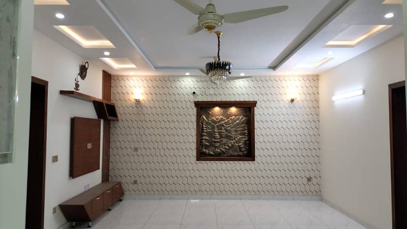 5 Beds 10 Marla Prime Location House for Sale in Overseas A Block Paragon City Barki road Lahore. 8