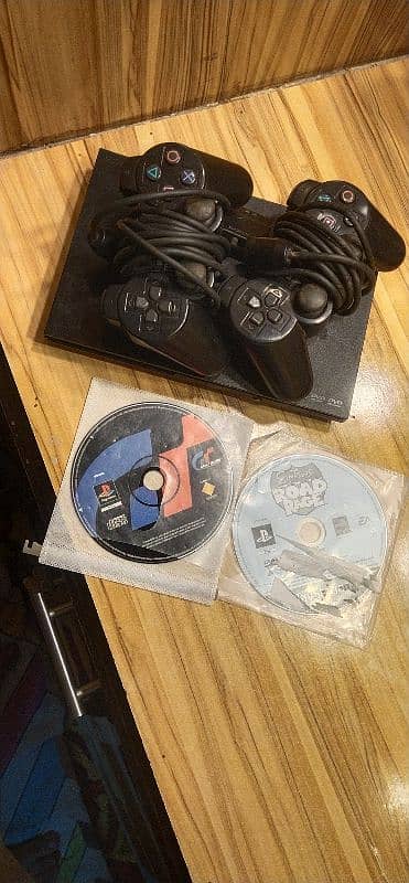 playstation 2 Ultra silm 2 Joystick 40+games 2 CDs 1