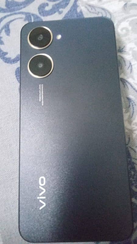 Vivo Y03 model hai or one hand use hai ghr m use hoa hai paiso ki need 0