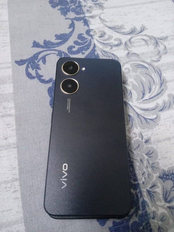 Vivo Y03 model hai or one hand use hai ghr m use hoa hai paiso ki need 2