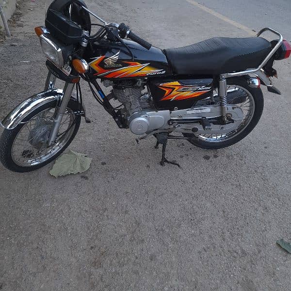 Honda 125 black color 0