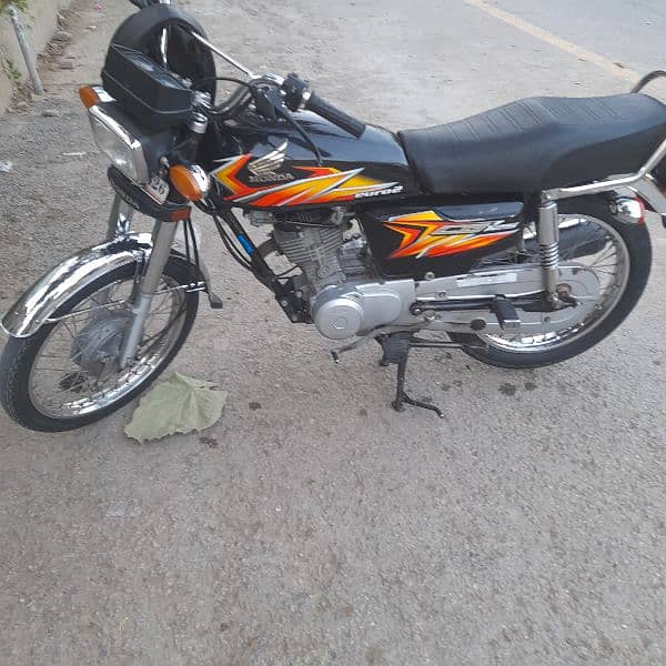 Honda 125 black color 3