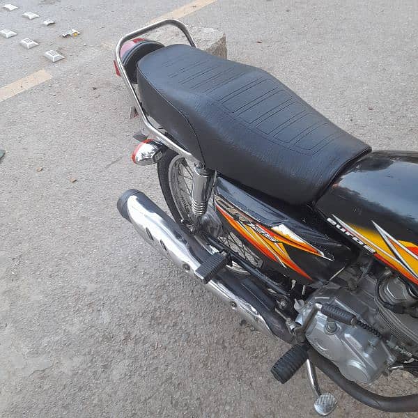 Honda 125 black color 4