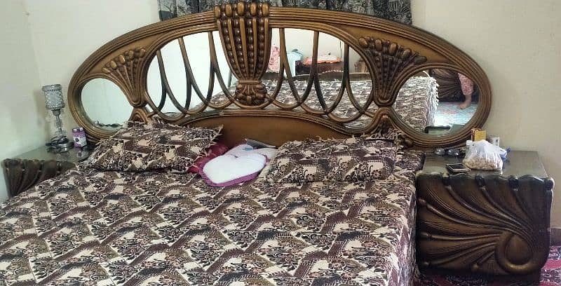 Solid Wooden King Size bed with 4 side table and Dressing table 1