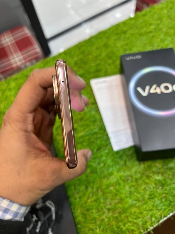 VIVO V40e 3