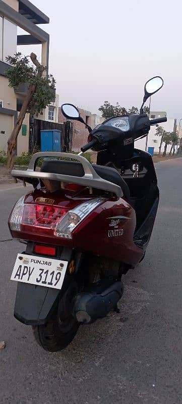 100cc united self start scooty,2700 kilometer chli hai good condition 2