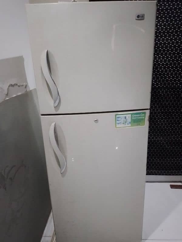 LG non frosted branded fridge 0