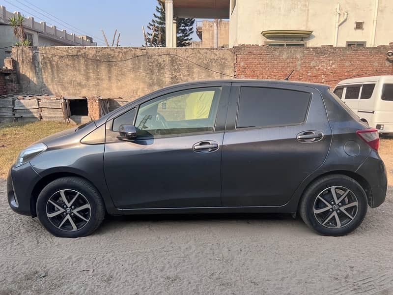 Toyota Vitz 1.0 F smile edition push start low milage. 9