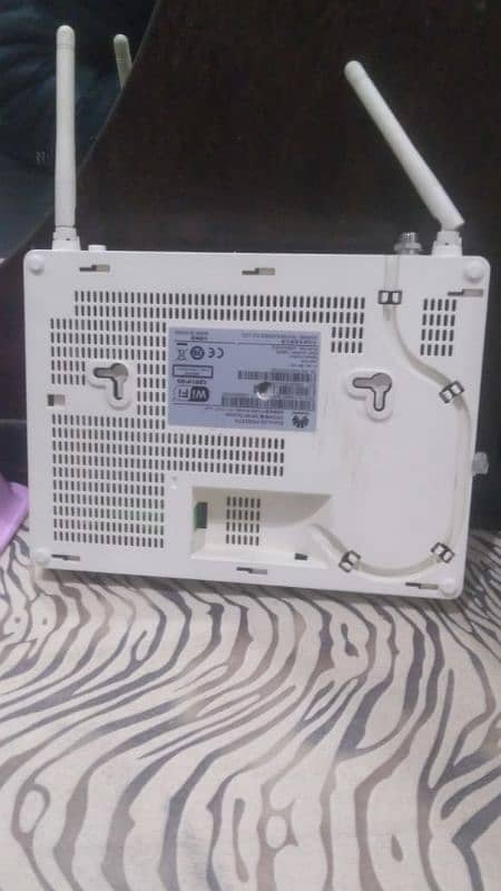 Huawei fiberoptic dualband wifi router and tv cable 0