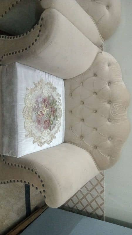 6 seater sofa in white color with flowers designing 2