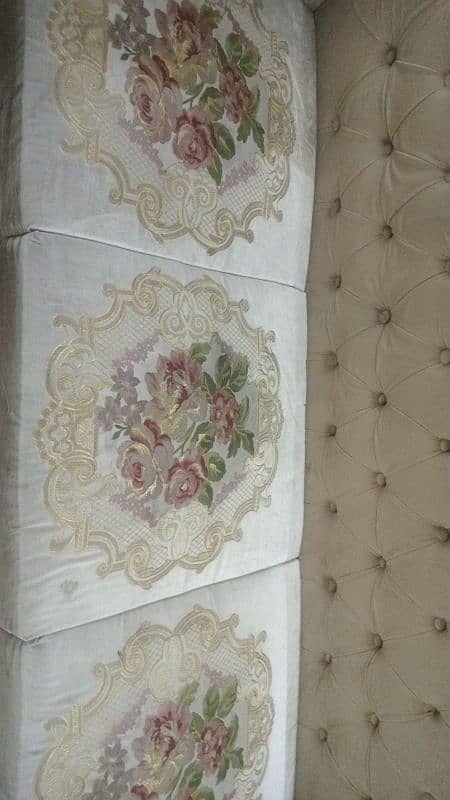 6 seater sofa in white color with flowers designing 3