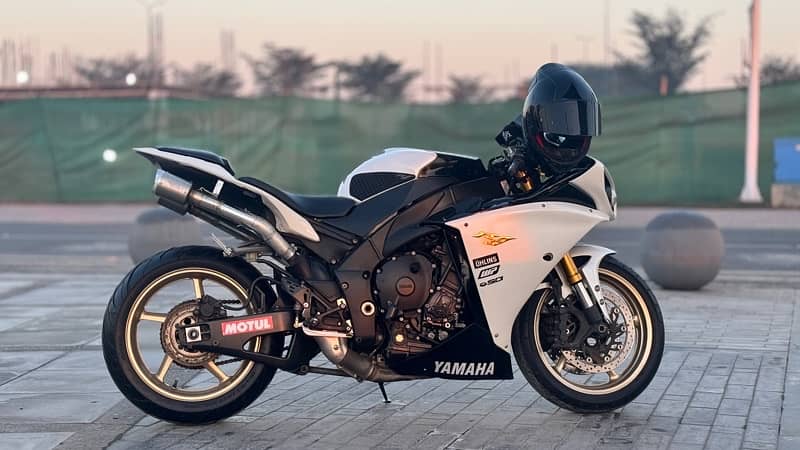 Yamaha R1 2