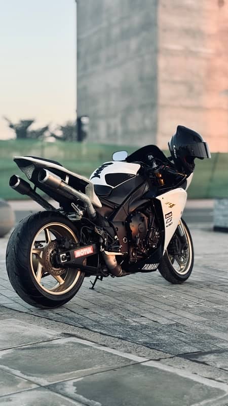 Yamaha R1 4