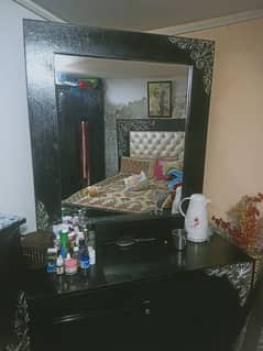 dressing table side two table or aik siting table good condition ma ha