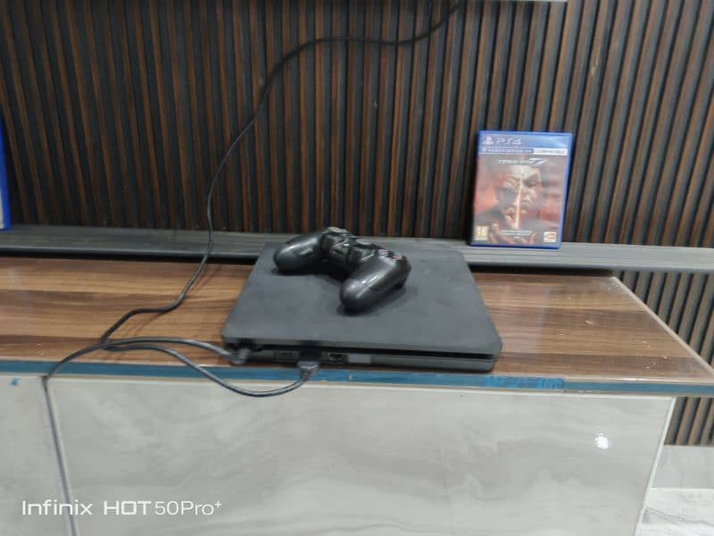 PS4 Available for sell with 2 controllers 1