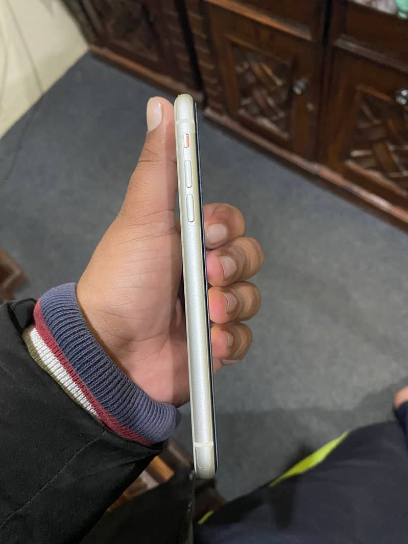 Apple iPhone 11 white 128gb 3