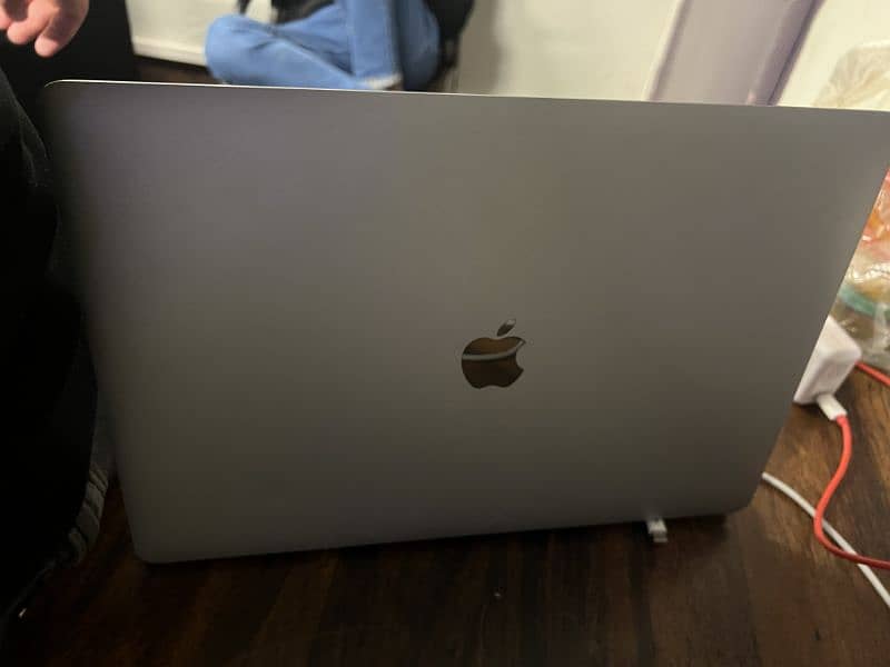 Macbook Pro 2019 i9 32gb Ram 300Gb SSD 1